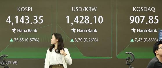 〈YONHAP PHOTO-2545〉 코스피, 상승 출발   (서울=연합뉴스) 김주형 기자 = 코스피가 상승 출발해 4,130대를 나타낸 3일 오전 서울 중구 하나은행 본점 딜링룸에서 직원들이 업무를 보고 있다. 〈사진=연합뉴스〉