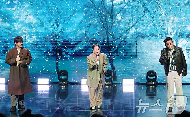 어반자카파(URBAN ZAKAPA) 권순일(왼쪽부터)과 조현아, 박용인이 3일 오후 서울 강남구 일지아트홀에서 가진 신보 EP앨범 ‘STAY’ 발매 기념 음감회에 참석해 타이틀 곡을 선보이고 있다. 2025.11.3/뉴스1 ⓒ News1 권현진 기자