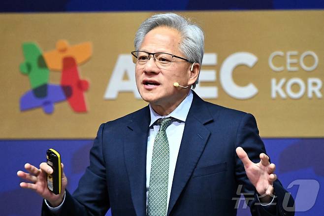 젠슨 황 엔비디아 최고경영자(CEO)가 31일 경북 경주시 경주예술의전당에서 열린 'APEC CEO 서밋' 마지막 특별 세션에서 연설하고 있다. (공동취재) 2025.10.31/뉴스1 ⓒ News1 김민지 기자