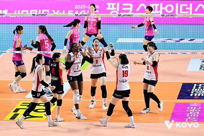 페퍼저축은행 선수들이 2일 인천삼산월드체육관에서 열린 흥국생명과의 경기에서 기뻐하고 있다. 제공 | 한국배구연맹