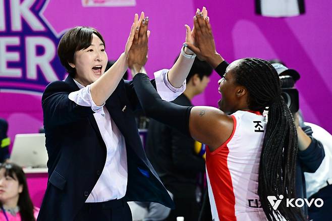 하이파이브를 하는 장소연 감독과 조이. 제공 | 한국배구연맹