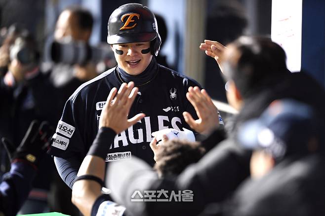 한화 노시환이 27일 잠실구장에서 열린 2025 KBO리그 LG와 한국시리즈 2차전 1회초 1사 문현빈에 이어 LG 선발 임찬규를 상대로 백투백 홈런을 친 뒤 동료들과 하이파이브를 하고 있다. 잠실 | 박진업 기자 upandup@sportsseoul.com