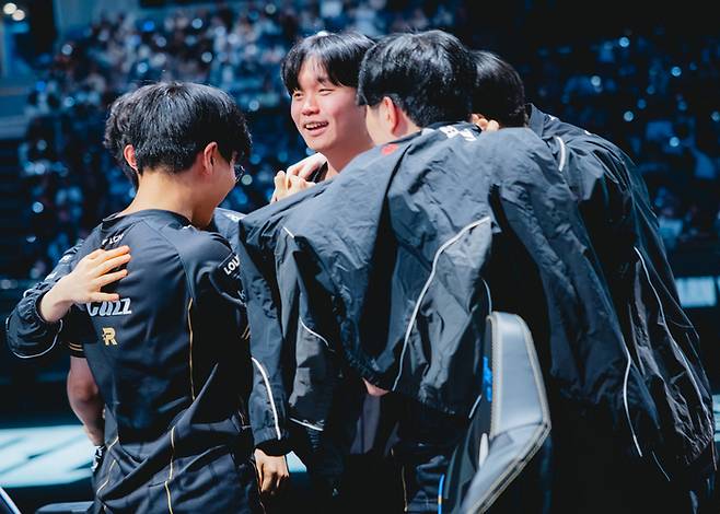 KT 롤스터 선수들이 1일 중국 상하이 메르세데스-벤츠 아레나에서 열린 2025 롤드컵 4강 젠지전 승리 후 기쁨을 나누고 있다. 사진 | 라이엇 게임즈