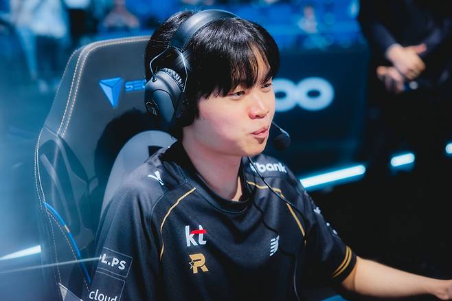 KT 롤스터 ‘비디디’ 곽보성이 1일 중국 상하이 메르세데스-벤츠 아레나에서 열린 2025 롤드컵 4강 젠지전을 준비하고 있다. 사진 | 라이엇 게임즈