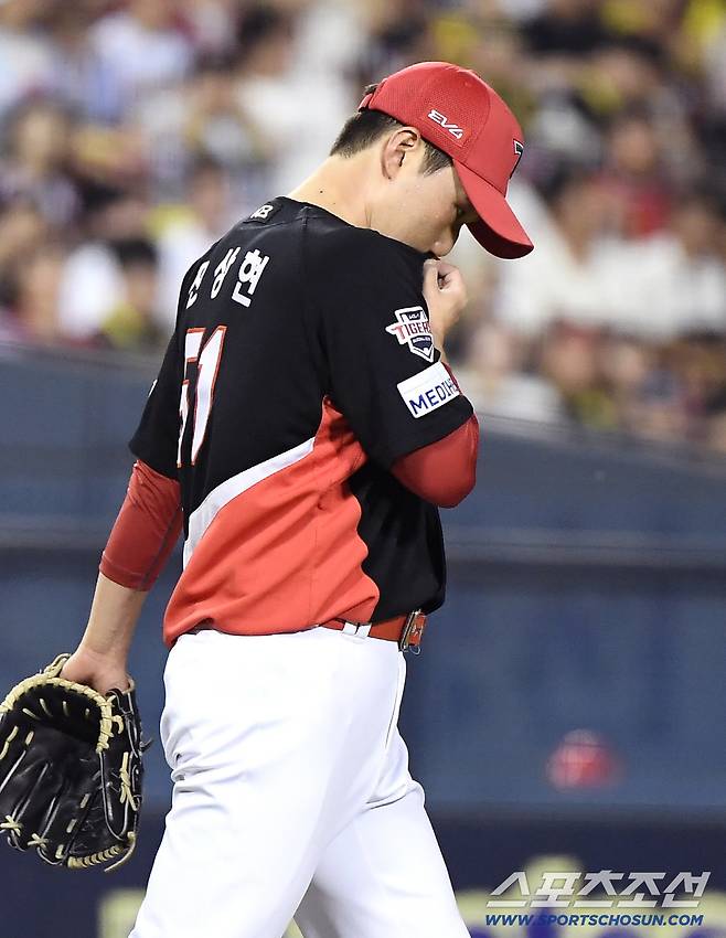 17일 서울 잠실구장에서 열린 KIA-두산전. 8회말 1사 1루에 등판한 전상현이 양의지에게 2루타를 허용하고 있다. 잠실=정재근 기자 cjg@sportschosun.com/2025.8.17/