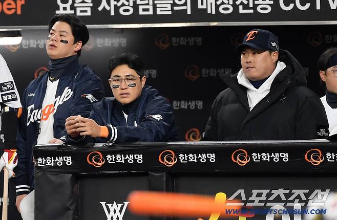 29일 대전 한화생명볼파크에서 열린 한국시리즈 3차전 한화 이글스와 LG 트윈스의 경기. 한화 채은성, 류현진이 경기를 지켜보고 있다. 대전=박재만 기자 pjm@sportschosun.com/2025.10.29/