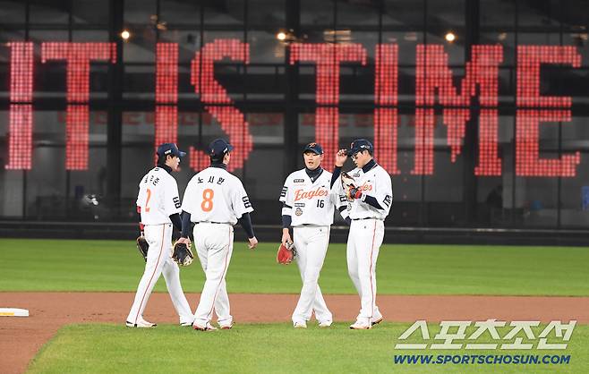 30일 대전 한화생명볼파크에서 열린 LG와 한화의 한국시리즈 4차전. 노시환, 심우준, 채은성, 하주석이 경기 전 파이팅을 외치고 있다. 대전=정재근 기자 cjg@sportschosun.com/2025.10.30/