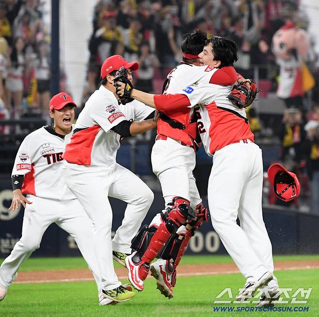유영찬 머릿속에 그려졌을 그림은 이 장면이었을 것이다. 지난해 한국시리즈 우승 순간 포수 김태군과 마무리 정해영의 뜨거운 포옹.