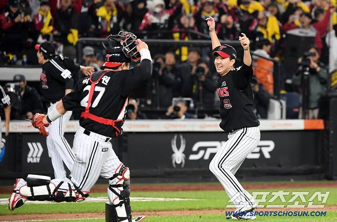 한국시리즈 우승 순간 마무리 유영찬과 포수 박동원은 두 팔을 번쩍 들어 올렸다.
