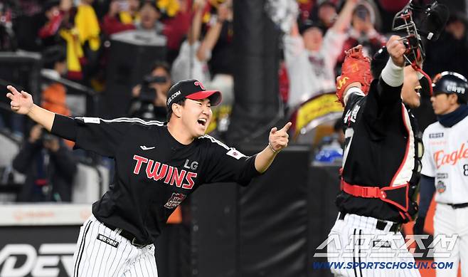 흥분한 나머지 마무리 유영찬을 못 본 포수 박동원은 앞만 보고 달렸다.