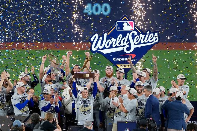 LA 다저스는 대접전 끝에 월드시리즈 2연패를 했다. 7차전에선 야마모통의 눈부신 구원 역투 속에 연장 11회 역전승을 거뒀다. AFP연합뉴스