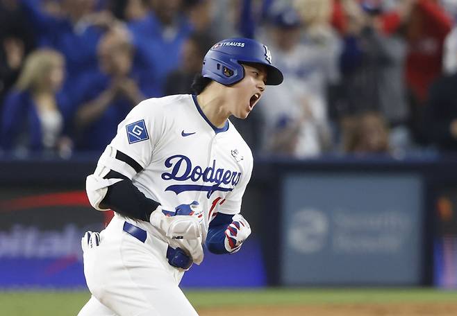 오타니 쇼헤이가 월드시리즈 3차전서 7회말 홈런을 터뜨린 뒤 포효하고 있다. UPI연합뉴스