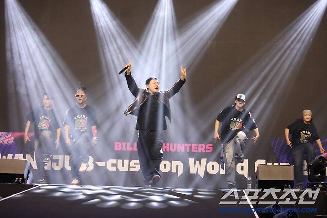 가수 현진영이 2025 광주 세계3쿠션 당구월드컵 개막식 축하공연을 하고 있다. 사진제공=빌리어즈매거진