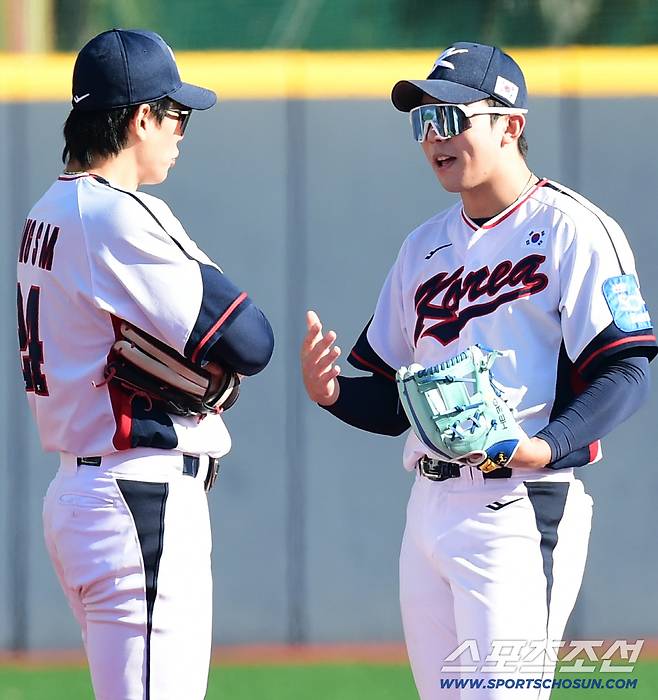 야구 국가대표팀 선수들이 3일 오후 일산 고양 야구대표팀훈련장에서 훈련을 했다. 수비훈련 도중 대화를 나누고 있는 송성문, 김영웅. 고양=송정헌 기자songs@sportschosun.com/2025.11.03/