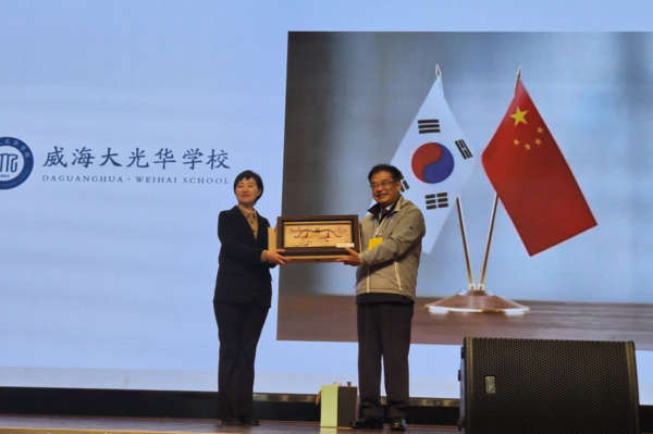 김영로(오른쪽) 서울연맹장과 추카일리 대광화국제학교 융합부 교장이 기념품 전달식을 하고 있다.&nbsp;