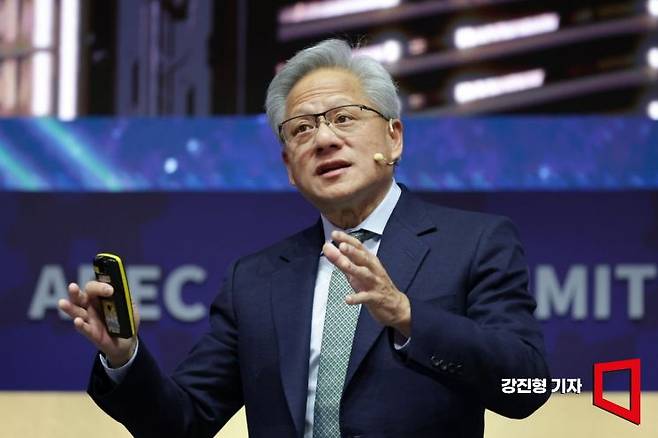 젠슨 황 엔비디아 최고경영자(CEO)가 31일 경북 경주시 경주예술의전당에서 열린 'APEC CEO 서밋' 마지막 특별 세션에서 연설하고 있다. 2025.10.31 강진형 기자