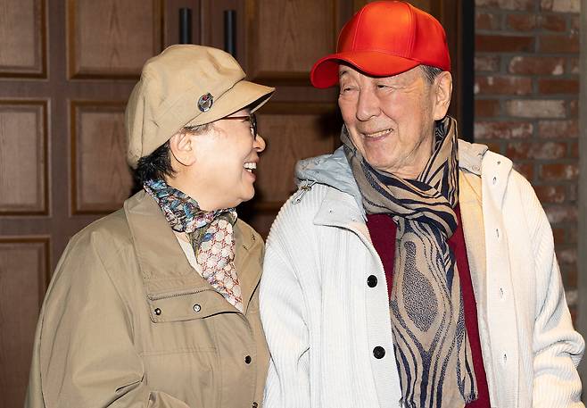 지난달 28일 서울 용산 CGV에서 열린 김희갑의 음악 여정을 담은 영화 '바람이 전하는 말' 시사회에 참석한 양인자와 김희갑. /이경호 영상미디어 기자