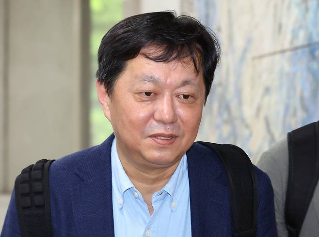 서울중앙지법 형사22부는 ‘대장동 사건’의 민간 업자들에게 중형을 선고하면서 이재명 대통령의 최측근인 정진상씨를 사실상 공범으로 판단했다. 사진은 정씨가 작년 5월 재판에 출석하는 모습. /뉴시스