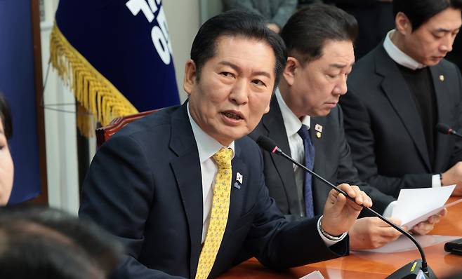 더불어민주당 정청래 대표가 3일 서울 여의도 국회에서 열린 최고위원회의에 참석하며 코스피지수를 확인하고 있다. /남강호 기자