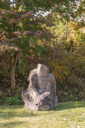 운주사 곳곳에 자리한 석불들
