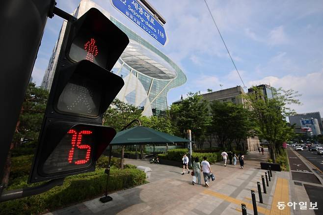 서울시청 앞 적색 잔여시간 신호등. 동아일보DB