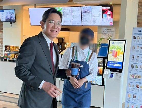 ‘아시아태평양경제협력체(APEC)’ 현장에서 이재용 삼성전자 회장을 우연히 만나 커피 한 잔을 선물한 직원이 5만원을 받은 일화가 전해졌다. 스레드 캡처