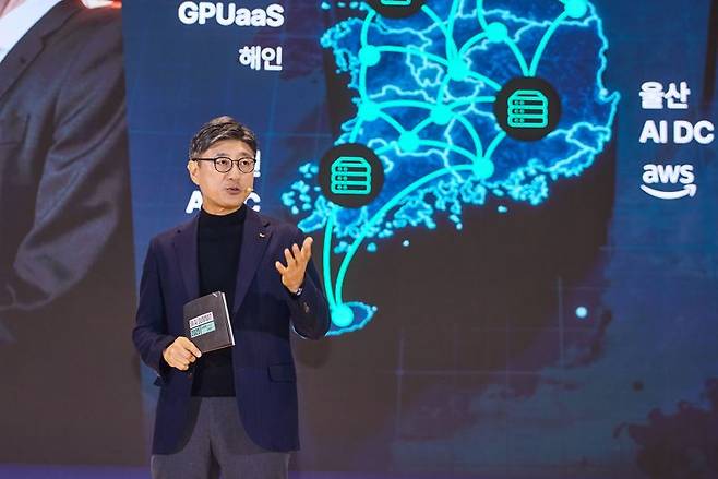 정재헌 SKT CEO가 3일 열린 ‘SK AI Summit 2025’에서 발표하고 있다. SKT 제공