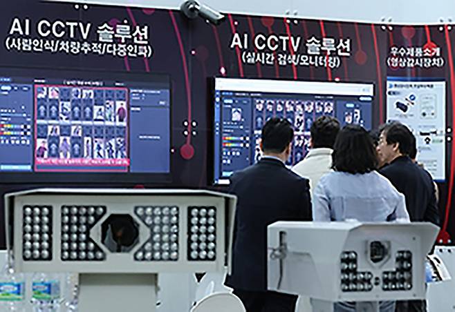 지난 3월 19일 경기 고양시 킨텍스에서 열린 세계 보안 엑스포& 전자정부 정보보호 설루션 페어에서 관람객들이 보안 설루션을 살펴보고 있다.(ⓒ뉴스1, 무단 전재-재배포 금지)