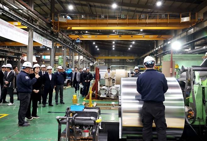 오영주 중소벤처기업부 장관이 12일 경기도 화성시 지제이알미늄에서 열린 '美정부 철강·알루미늄 관세 부과에 따른 수출 중소기업 현장 간담회'에 참석해 생산시설을 둘러보고 있다. 2025.3.12. (ⓒ뉴스1, 무단 전재-재배포 금지)