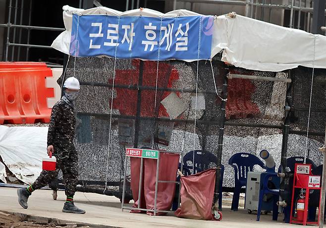 한 건설현장에서 근로자가 음료를 들고 이동하고 있다. 2024.8.8 (ⓒ뉴스1, 무단 전재-재배포 금지)