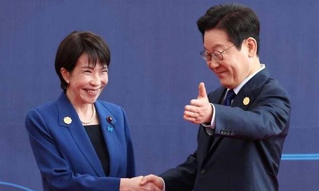 재명 대통령이 31일 경주화백컨벤션센터(HICO)에서 열린 2025 아시아태평양경제협력체(APEC) 정상회의에 참석한 다카이치 사나에 일본 총리를 맞이하고 있다. 연합뉴스