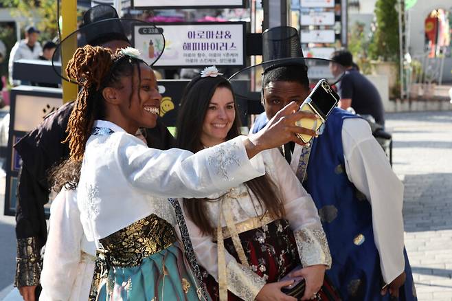 지난달 31일 경북 경주 황리단길에서 외국인 관광객들이 한복을 입은 채 사진을 찍고 있다. 최현수 기자 emd@hani.co.kr