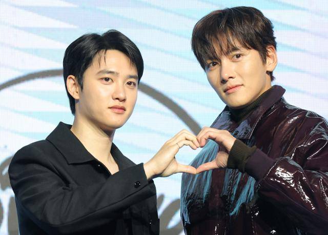 배우 도경수와 지창욱(오른쪽)이 3일 오전 서울 영등포구 콘래드 서울 호텔에서 열린 디즈니플러스 오리지널 시리즈 ‘조각도시’ 제작발표회에서 포즈를 취하고 있다. 뉴스1