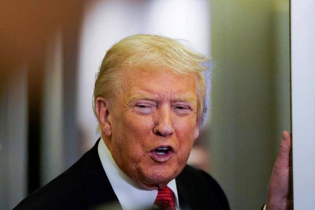 도널드 트럼프 미국 대통령이 2일 미국 메릴랜드주 앤드루스 합동기지로 향하는 전용기(에어포스원)에서 취재진과 대화하고 있다. 로이터 연합뉴스