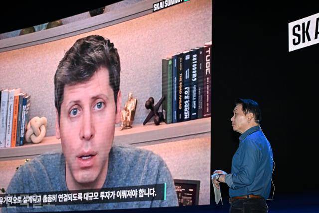 샘 올트먼 오픈AI 최고경영자(CEO)가 3일 서울 강남구 코엑스 오디토리움에서 열린 'SK AI 서밋 2025' 에서 영상으로 축사를 하고 있다. 정다빈 기자