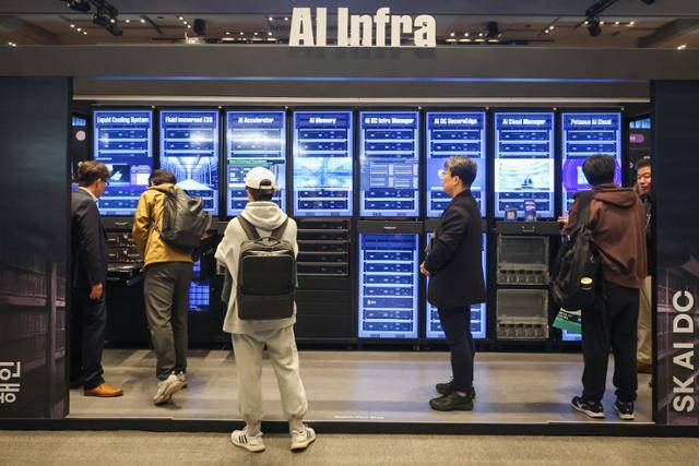 3일 서울 강남구 코엑스에서 열린 SK AI 서밋 2025 전시장에서 관람객들이 AI 인프라 관련 전시품을 살펴보고 있다. 연합뉴스