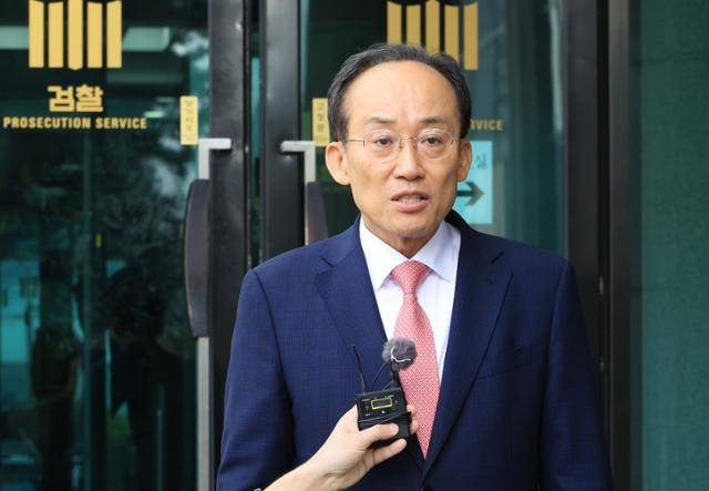 추경호 전 국민의힘 원내대표가 지난달 31일 서울 서초구 서울고검에 마련된 조은석 내란 특별검사팀 사무실에서 조사를 마치고 나와 취재진 질문에 답하고 있다. 연합뉴스