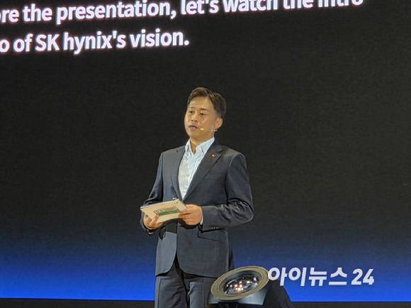 곽노정 SK하이닉스 대표이사 사장이 3일 서울 강남구 코엑스에서 열린 'SK AI 서밋 2025'에서 AI 메모리를 주제로 발언하고 있다. [사진=박지은 기자]