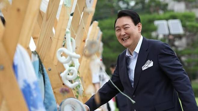 2022년 6월 19일 청와대에서 용산 대통령실로 집무실을 이전한 것을 기념해 열린 행사에 참석한 윤석열 전 대통령 (사진, SNS)