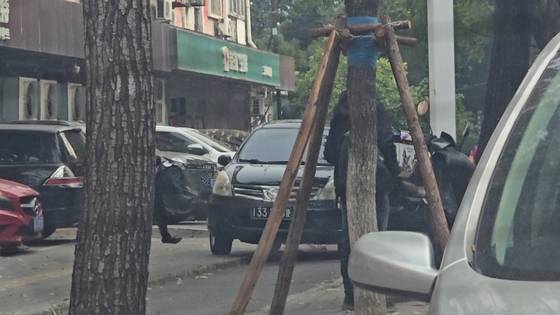 중국 베이징 북한대사관 인근 북한쇼핑거리 앞에 주차된 차량. 북한대사관 전용 번호판인 앞번호 133이 보인다. 사진 이도성 특파원