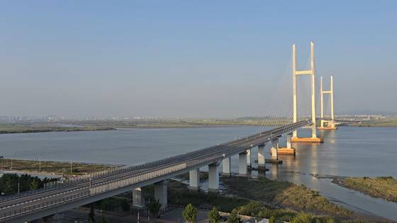 중국 랴오닝성 단둥시와 북한 신의주를 잇는 신압록강대교. 완공 10년이 지났지만 개통되지 않고 있다. 이도성 특파원