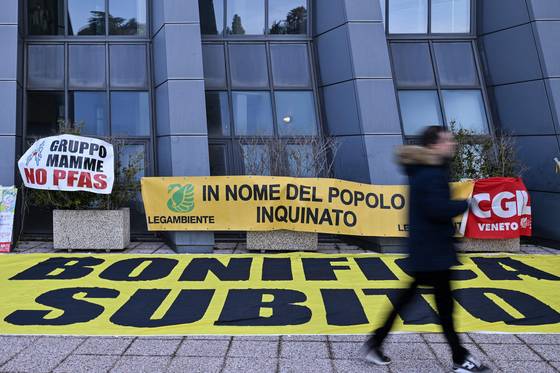지난 2월 이탈리아 북동부 비첸자의 법원 밖에서 과불화화합물(PFAS) 등 생활 속 독성 화학물질 오염을 규탄하는 시위가 열렸다. [AFP=연합뉴스]