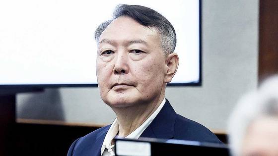 윤석열 전 대통령이 지난달 26일 서울 서초구 서울중앙지법에서 열린 특수공무집행방해, 직권남용 권리행사방해 등 혐의 사건 1차 공판에 출석한 모습. 윤 전 대통령은 지난해 12월 3일 대국민 담화에서 검사 탄핵 등을 계엄 선포의 명분으로 제시했다. 사진공동취재단