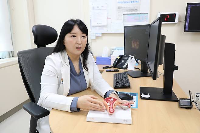 선기은 인하대병원 산부인과 교수가 난소암 수술에 관해 설명하고 있다. [사진 인하대병원]