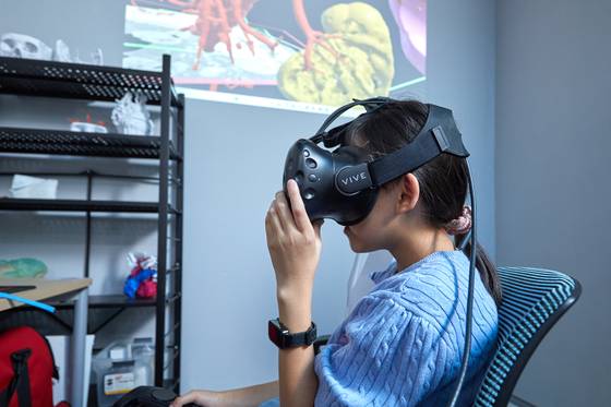심장박물관에서는 VR(가상현실) 기기를 통해 심장을 관찰하고 체험할 수 있다. VR로 심장과 그 외 기관을 살펴보는 원지민 학생기자.