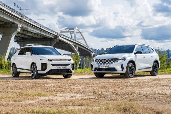 KGM 액티언(왼쪽)과 르노코리아 그랑 콜레오스 하이브리드.