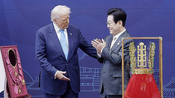 이재명 대통령이 지난달 29일 경북 경주박물관에서 열린 한·미 정상회담 공식 환영식에서 도널드 트럼프 미국 대통령에게 무궁화 대훈장을 수여하고 천마총 금관 모형을 선물하고 있다. 대통령실사진기자단.