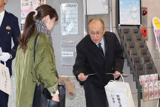 1999년 나고야 자택에서 아내를 살해안 용의자를 찾기 위해 2020년 자비로 몽타주를 인쇄해 시민들에게 돌리고 있는 남편 다카바 사토루. 지지통신