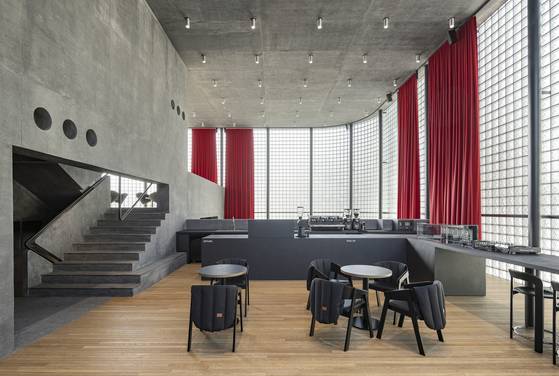 스킵 플로어 구조로 꾸며진 층계와 ‘카페 드 우영미’. [사진 우영미]