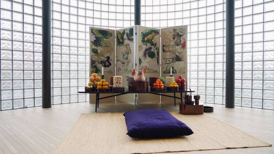 한국 민화의 요소들을 꼴라주한 프린트로 만든 고사 병풍. [사진 우영미]